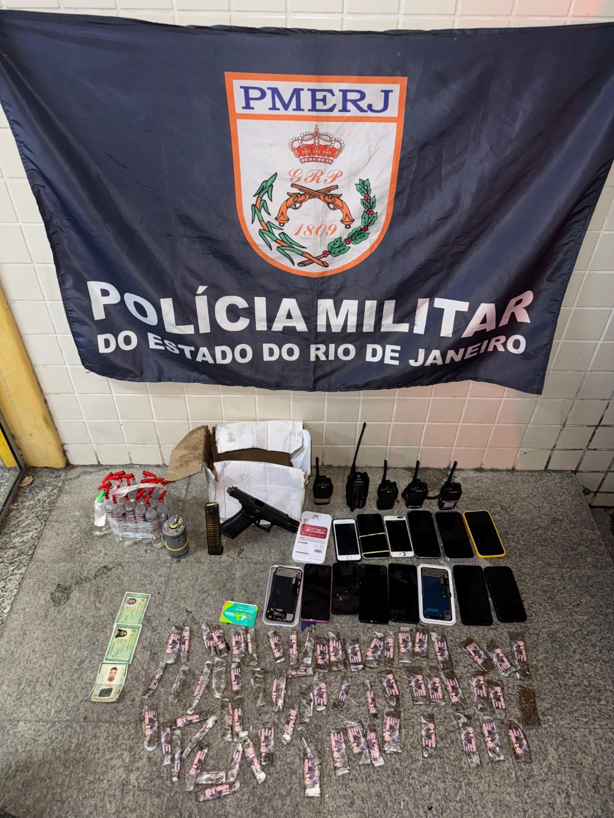 Policiais prendem três suspeitos e apreendem um menor no Campinho com ajuda do Disque Denúncia